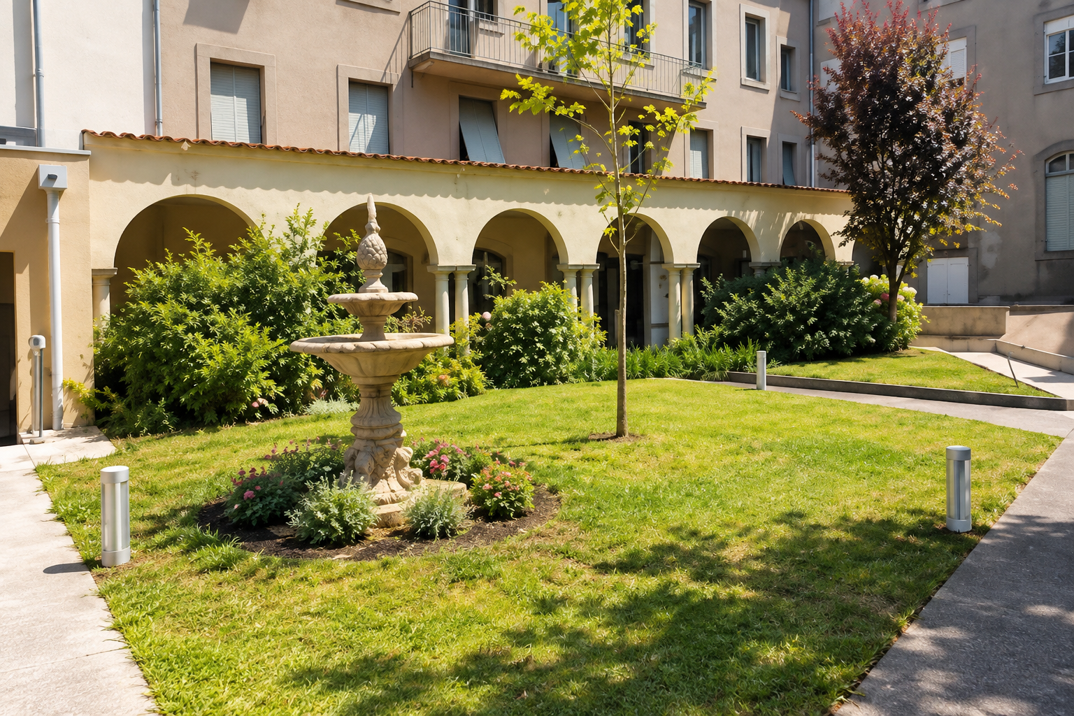 Maison Saint-Joseph | Cour intérieure fleurie avec fontaine classique