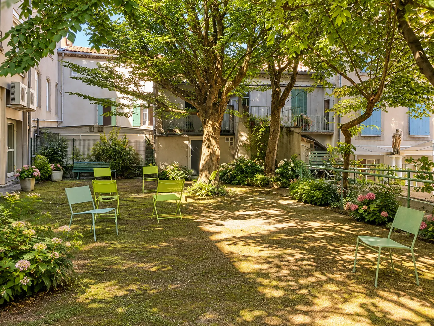 Cour ombragée aux chaises vert citron
